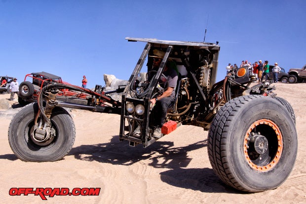 Alec Yager in his highly customized 4x4 crawler shows us the advantages of tire size and on-demand wheel placement. How do you like those hydraulic spider arms?